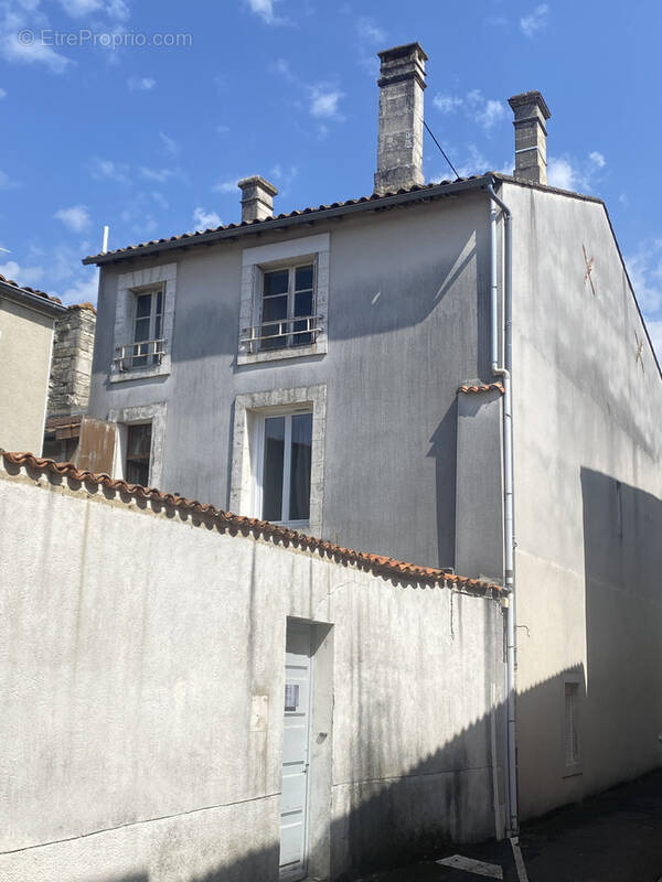 Maison à AIGRE