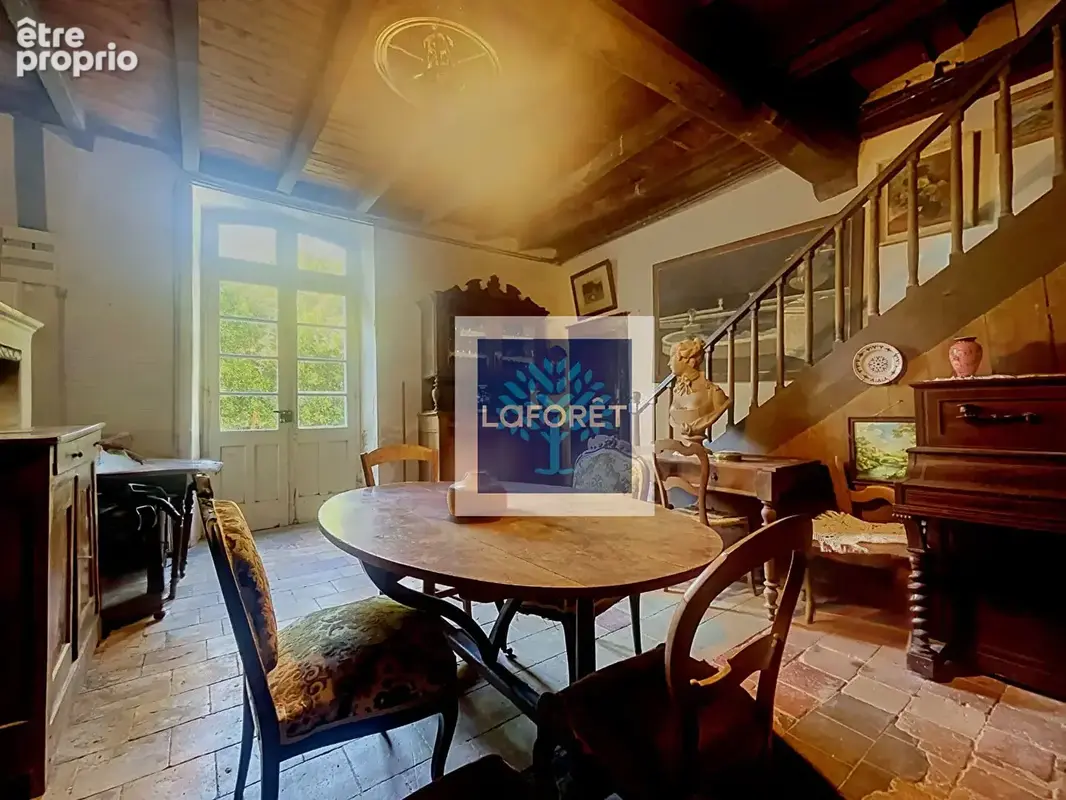 Maison de caractère avec beau potentiel et grands volumes - photo 2