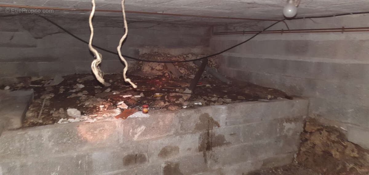 Maison à SAINT-MEME-LES-CARRIERES