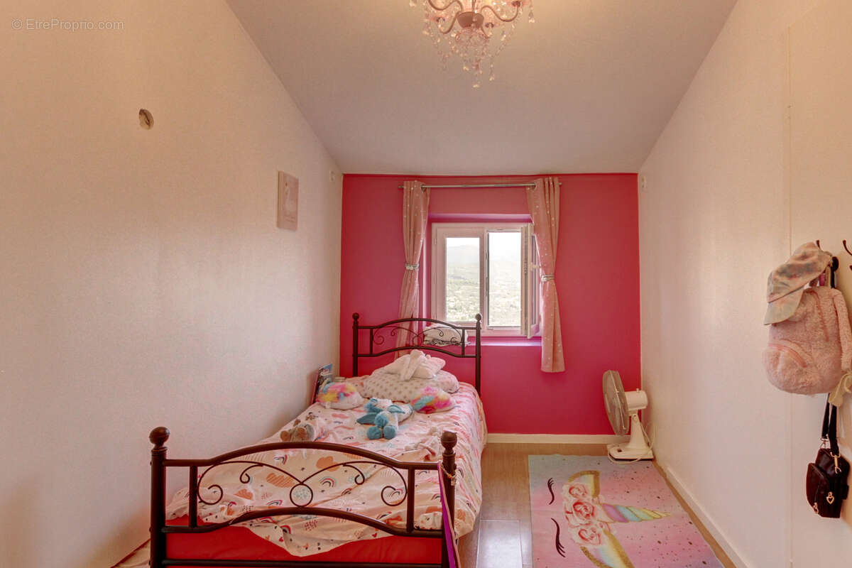 Maison à CHATEAUNEUF-VILLEVIEILLE