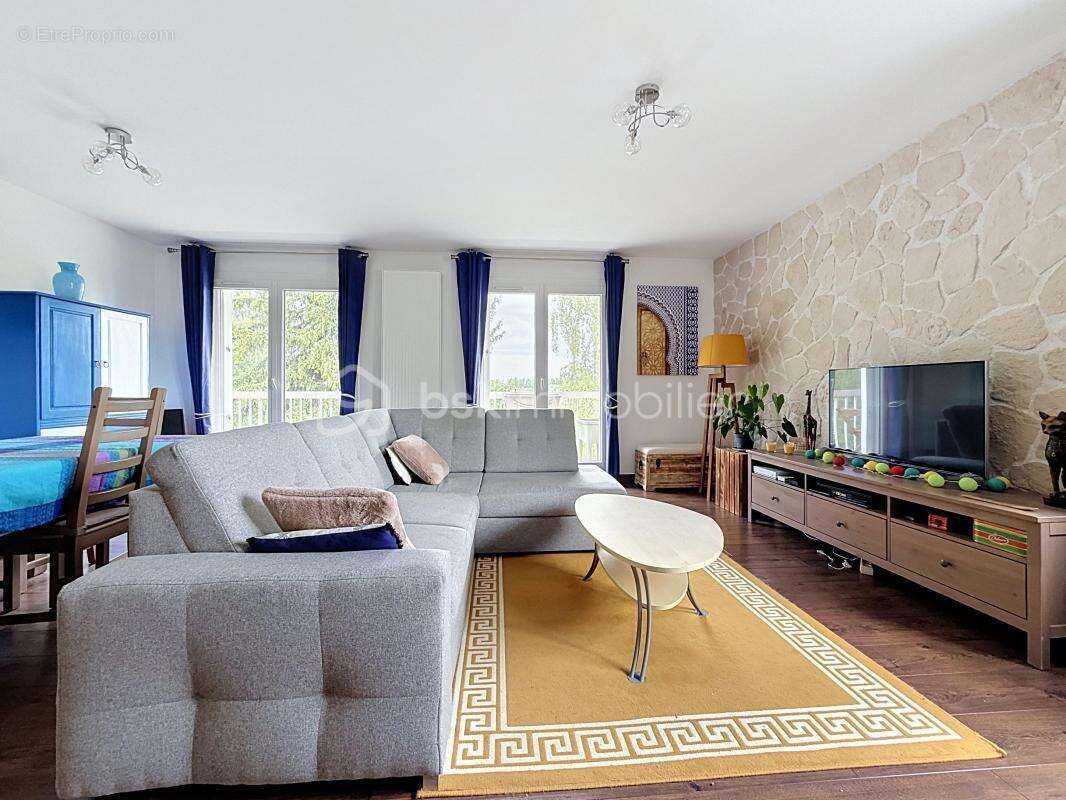 Appartement à EZANVILLE