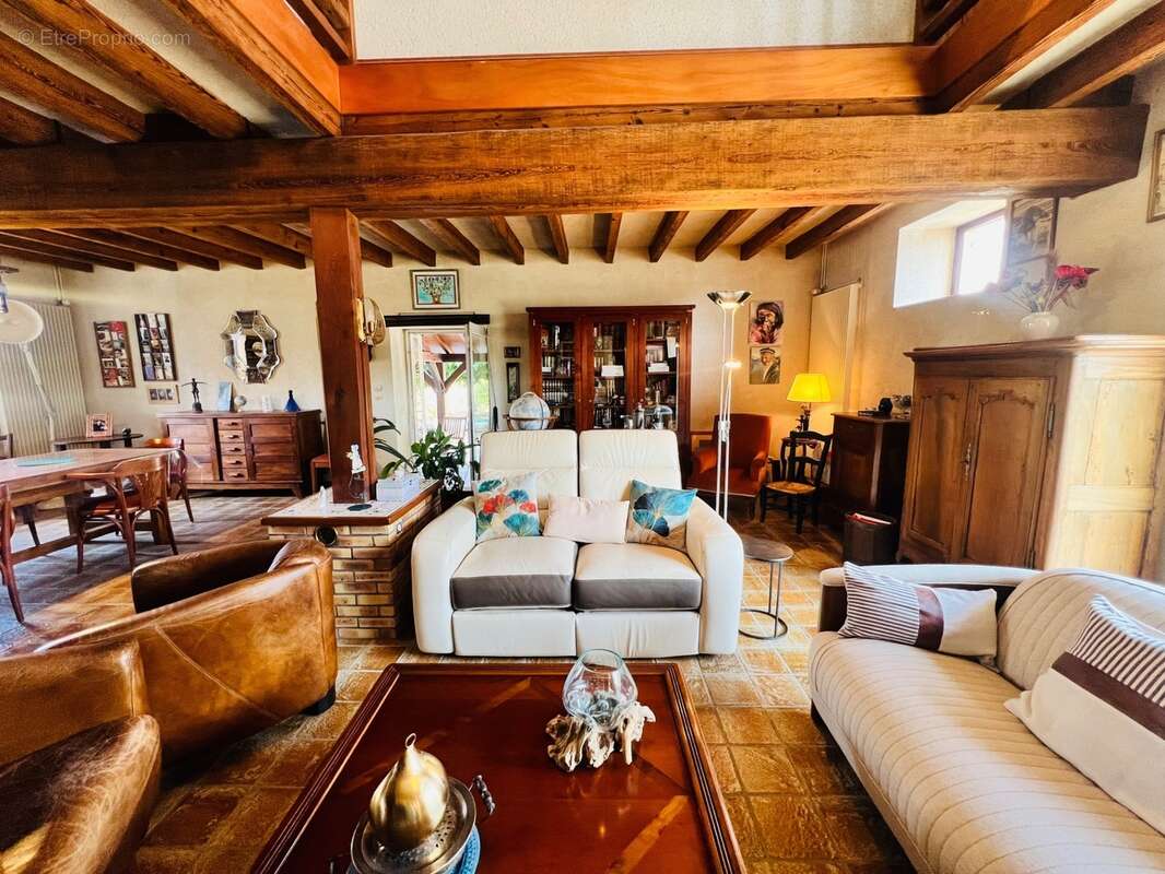 Maison de caractère rénovée – 182 m² – Studio indépendant 31m² – Garage de 117 m² – Terrain clos de 2 235 m² - photo 3