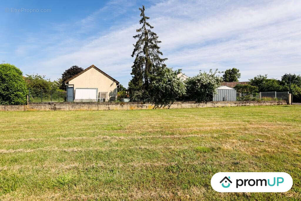 Terrain à MONCE-EN-BELIN