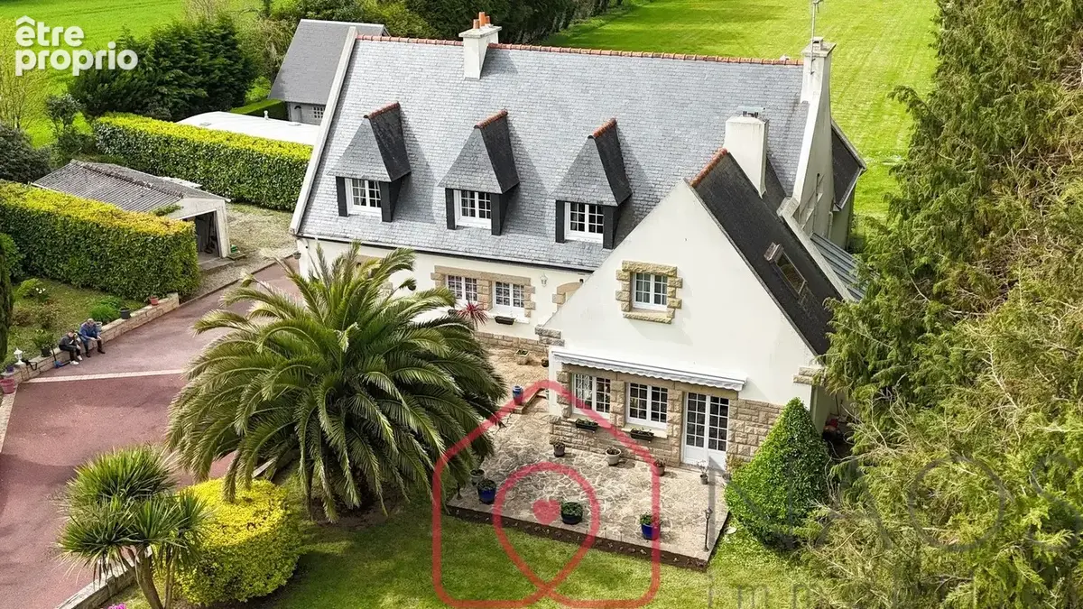 Concarneau  Demeure de style breton de 260 m² utiles sur un terrain clos de 6500m2 - photo 2