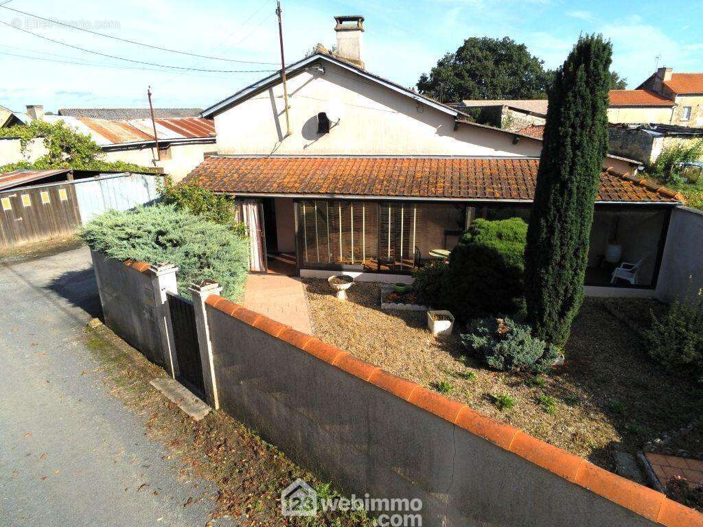 Maison de plain-pied, 96 m2 habitables environ. - Maison à LENCLOITRE