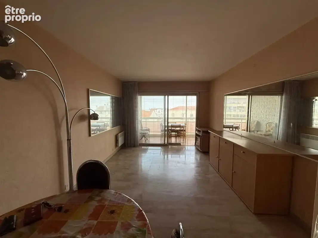Cannes Centre : Appartement 2 pièces de 49 m² avec terrasse de 16 m² et aperçu mer, à rénover - photo 2