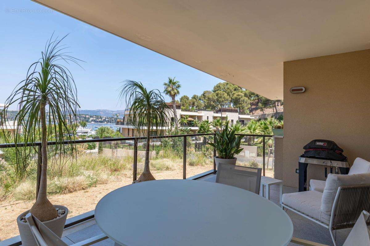 Appartement f2 avec vue mer et terrasse a vendre dans residence de luxe sur la cote d'azur - photo 3