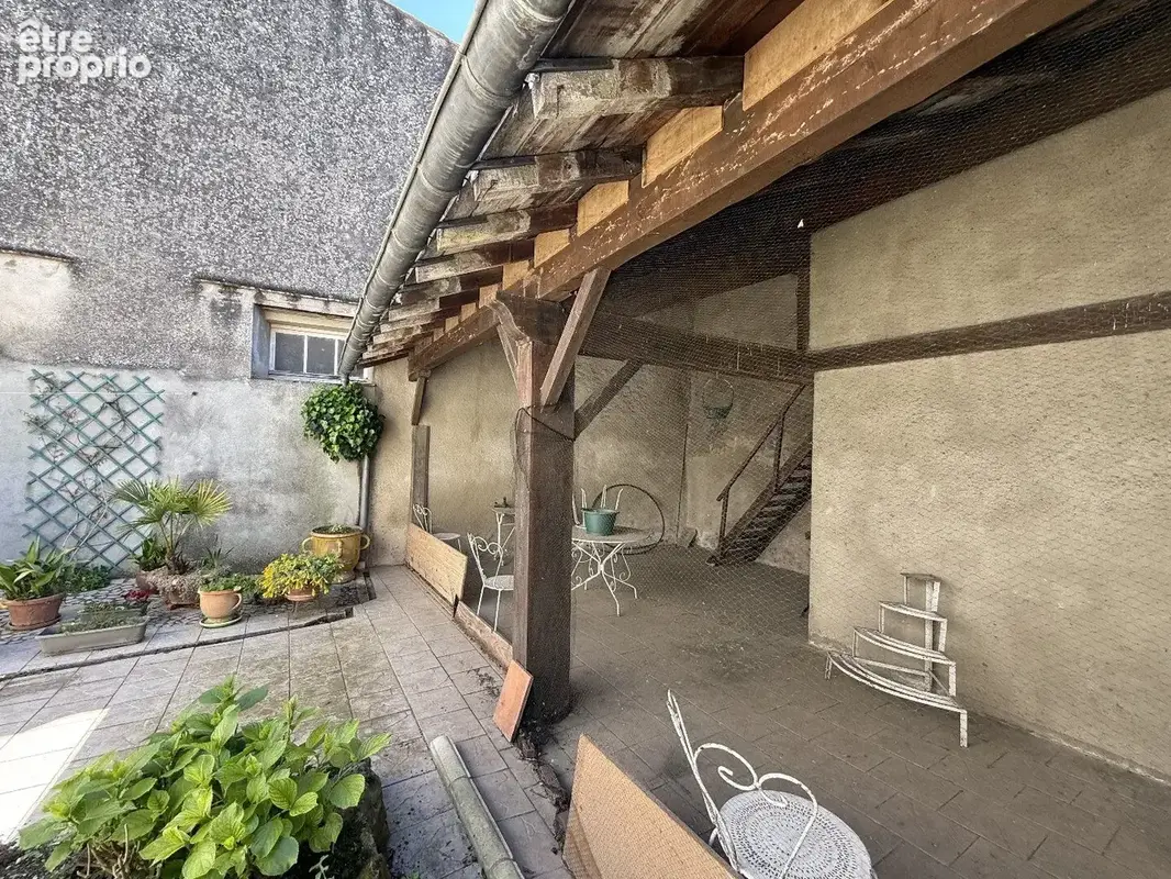 Grande maison de ville avec cours + possibilité de 2 logements ! - photo 3