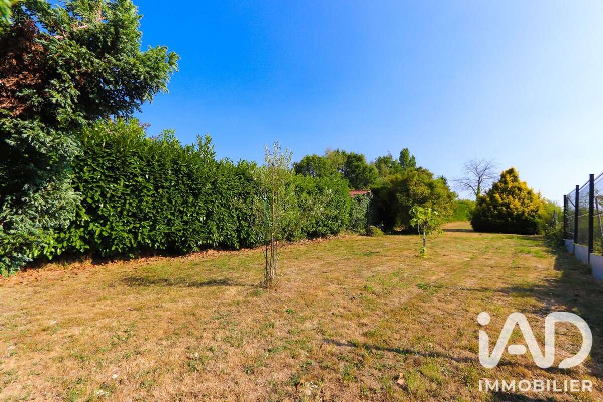 Maison 128 m² à Saint-Jean-Les-Deux-Jumeaux  - photo 4