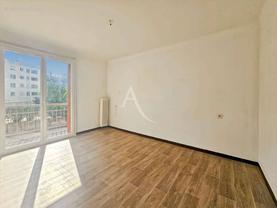 À vendre de 77 m² Allauch La Pounche (13190)  Appartement T4 avec garage, cave et balcons - photo 9