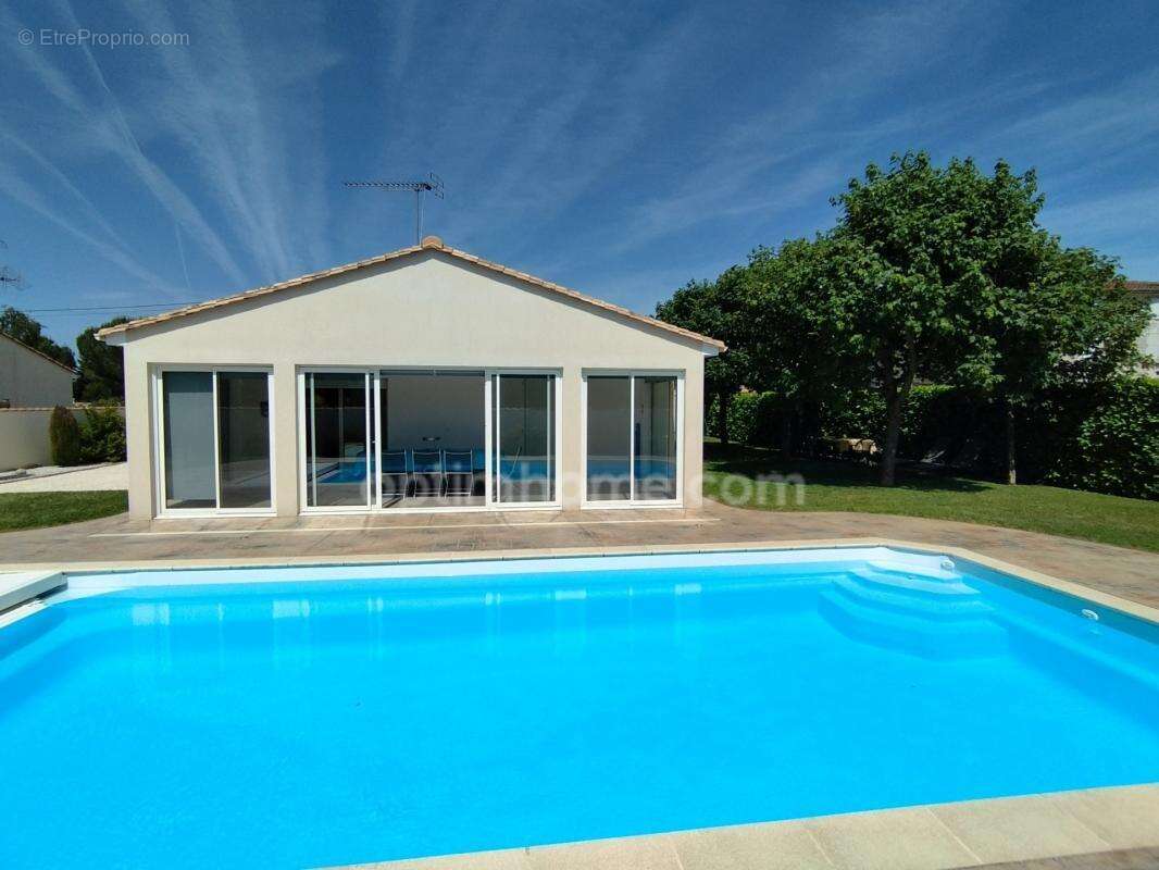 Charente, à Vars, maison de plain pied de 137 m², 4 chambres, véranda, piscine, garage et terrain clos 1002 m² - photo 4