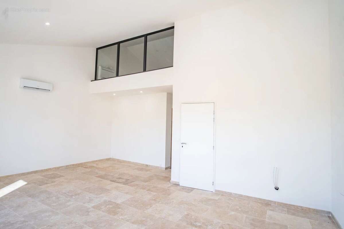 Appartement à POURRIERES