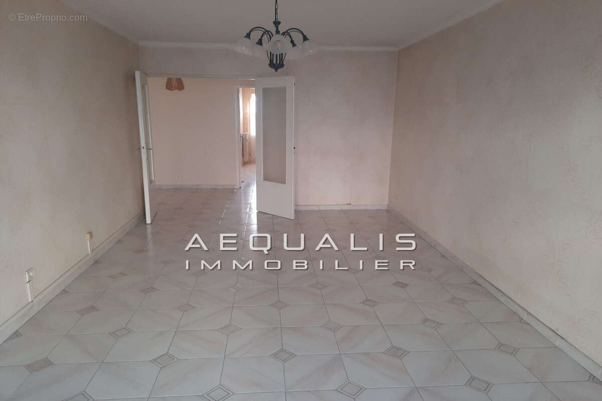 Appartement à SAINT-LAURENT-DU-VAR