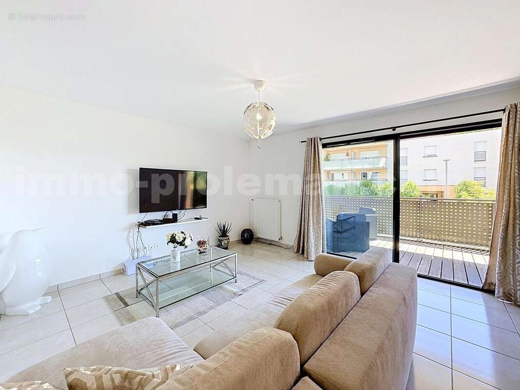 Appartement_veigy_foncenex_3_pièces_proche_commerce_bus_exterieur_proche_douane_suisse_geneve_salon_séjour_