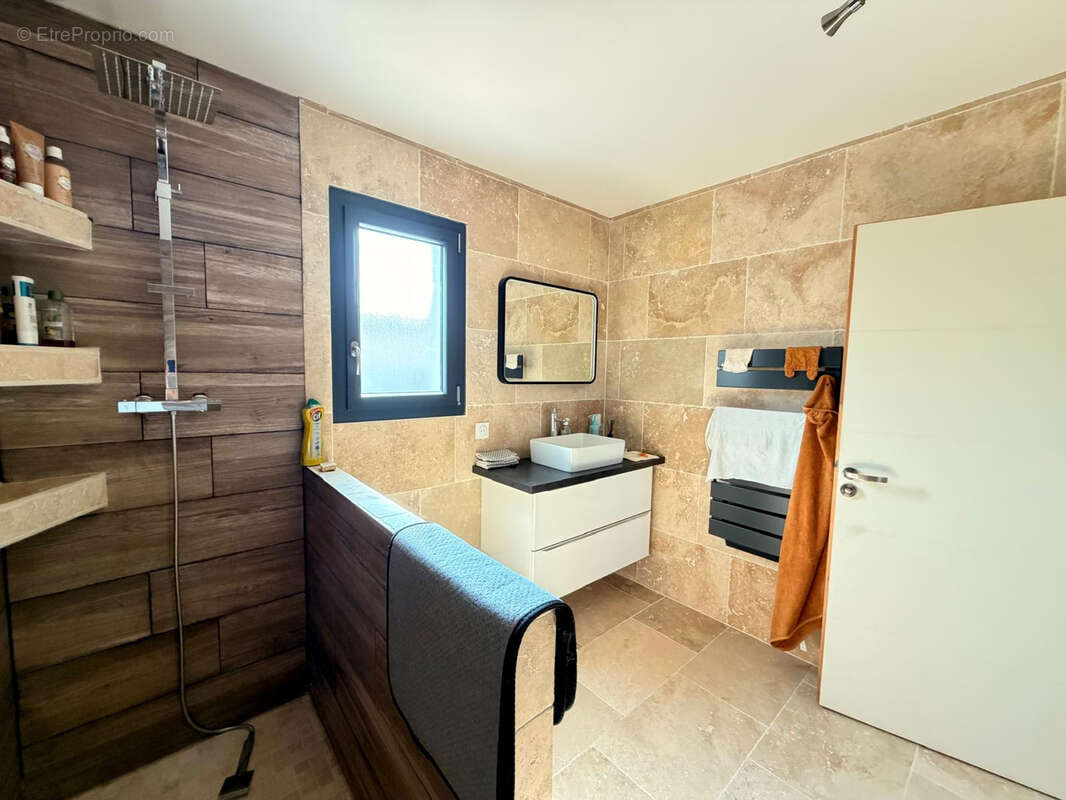 MONTPEZAT Villa contemporaine 5 pièces de 127 m2 avec piscine, jacuzzi, terrain de pétanque - photo 14