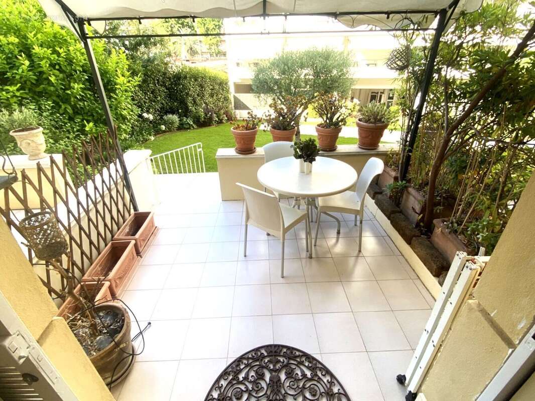 Menton Avenue Boyer/Jardins Bioves  grand studio T1 + terrasse - photo 2