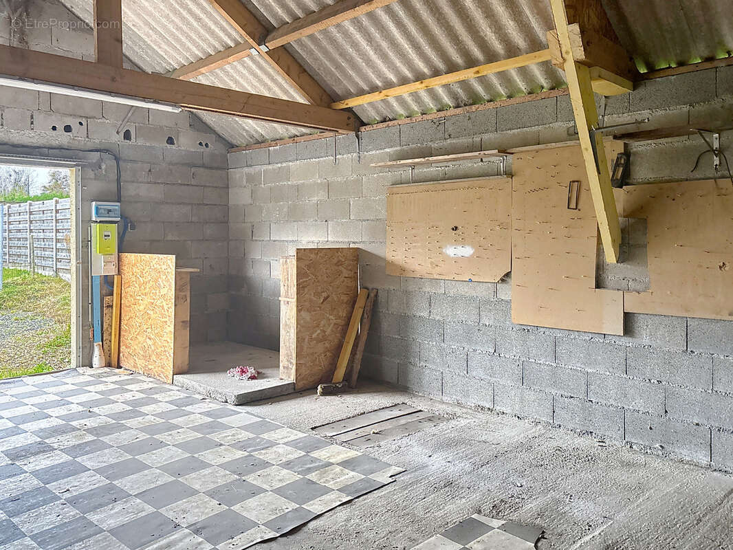 Parking à COUDEVILLE-SUR-MER