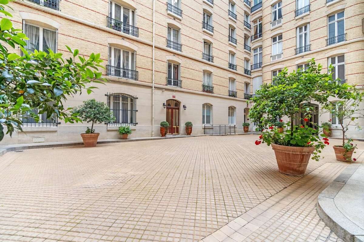 Appartement à PARIS-16E