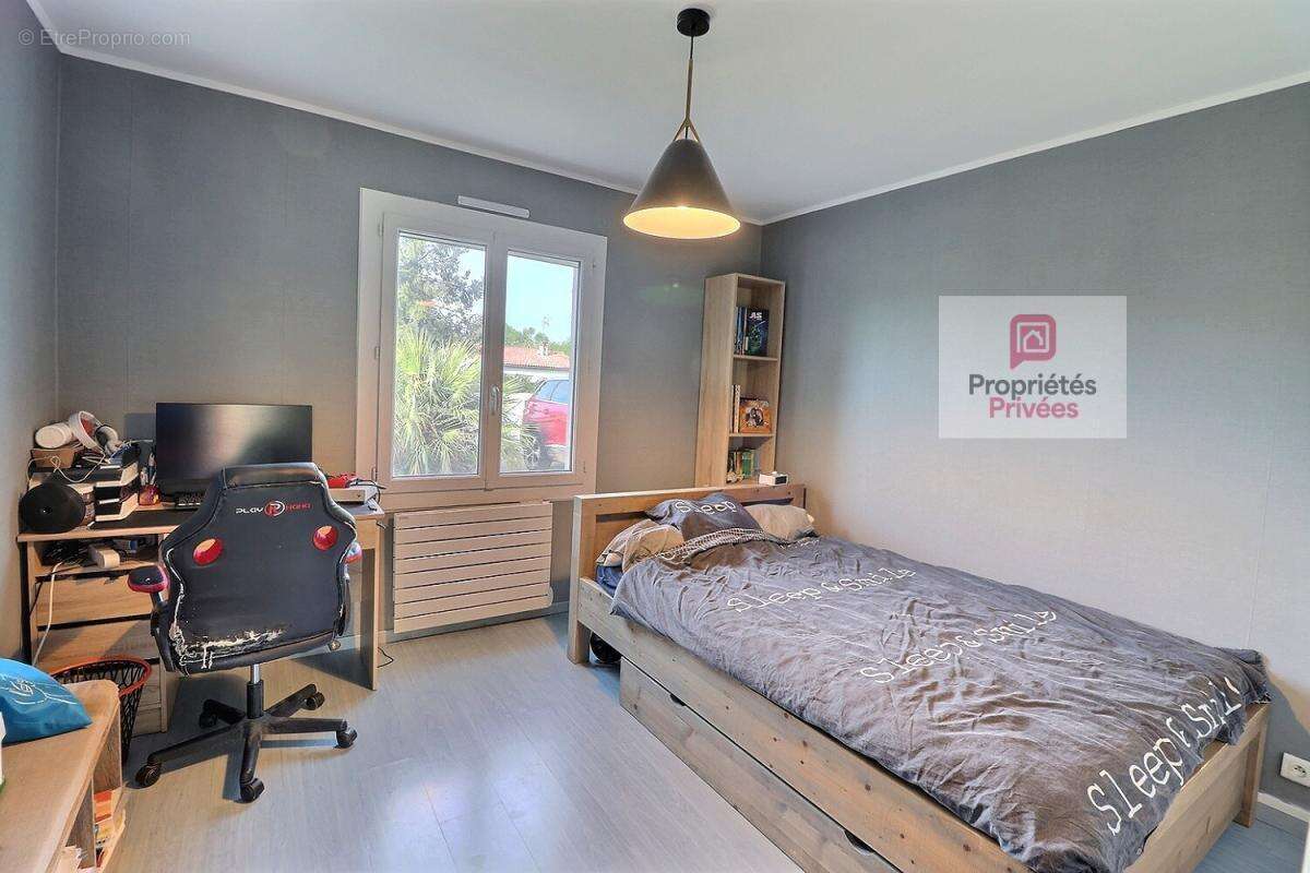 Maison 5 pièces de 106 m2 - 4 chambres - Garage - Terrasse plein sud - 3 places privatives dans la propriété -cabanon de jardin- - photo 9