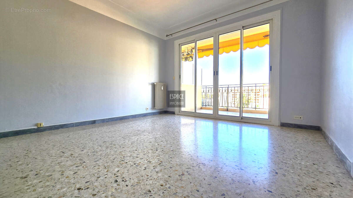 Centre-ville   Grand studio avec coin nuit, terrasse et cave   À deux pas des plages ! - photo 3