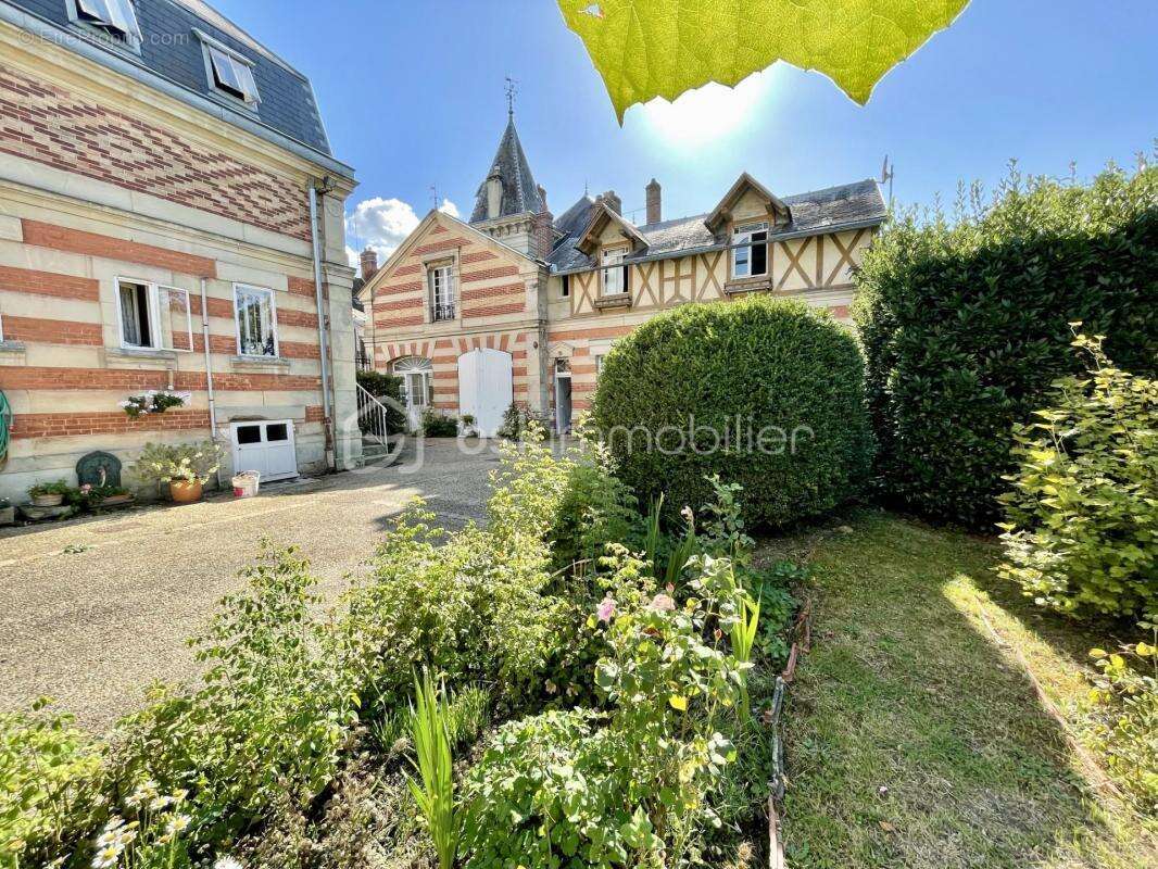 Maison bourgeoise de caractère – 426 m² – Parc arboré de 1 700 m² en bord de rivière – Centre-ville - photo 3