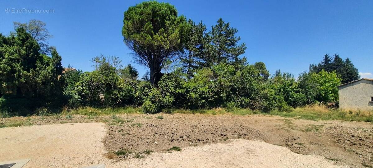 Terrain à CHATEAUNEUF-DE-GADAGNE