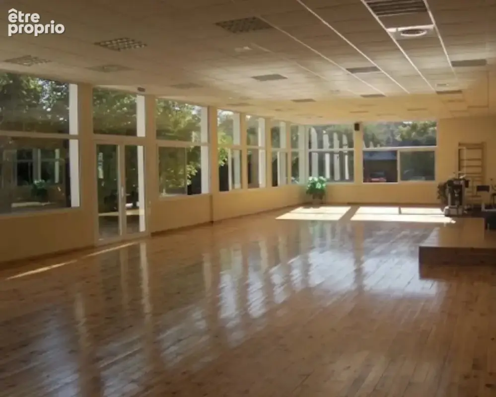 Nimes -petit immeuble commercial + habitation - photo 2