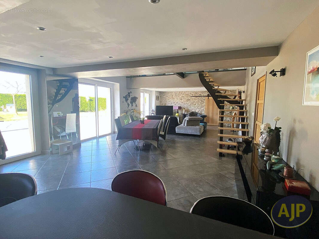 Maison à LA MEMBROLLE-SUR-LONGUENEE