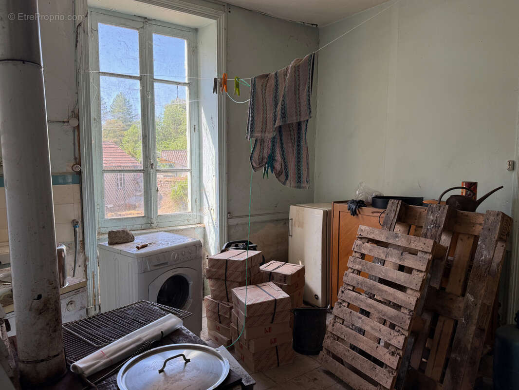 Auv 1227 : Maison de bourg à rénover, jardin, garages et grange - photo 43