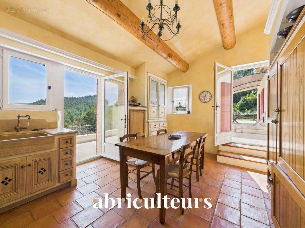 Magnifique villa de 296 m² avec piscine, sauna, spa, terrain de 1,2 ha et vue exceptionnelle à Rognes (13840) - photo 12