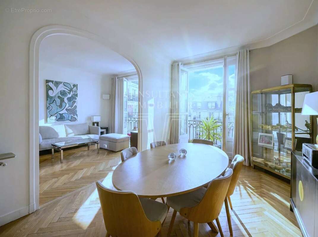 Appartement à PARIS-16E