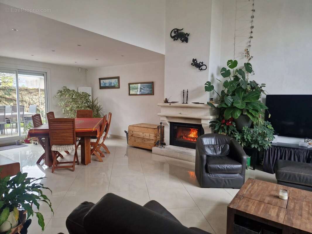 Maison à VOISINS-LE-BRETONNEUX