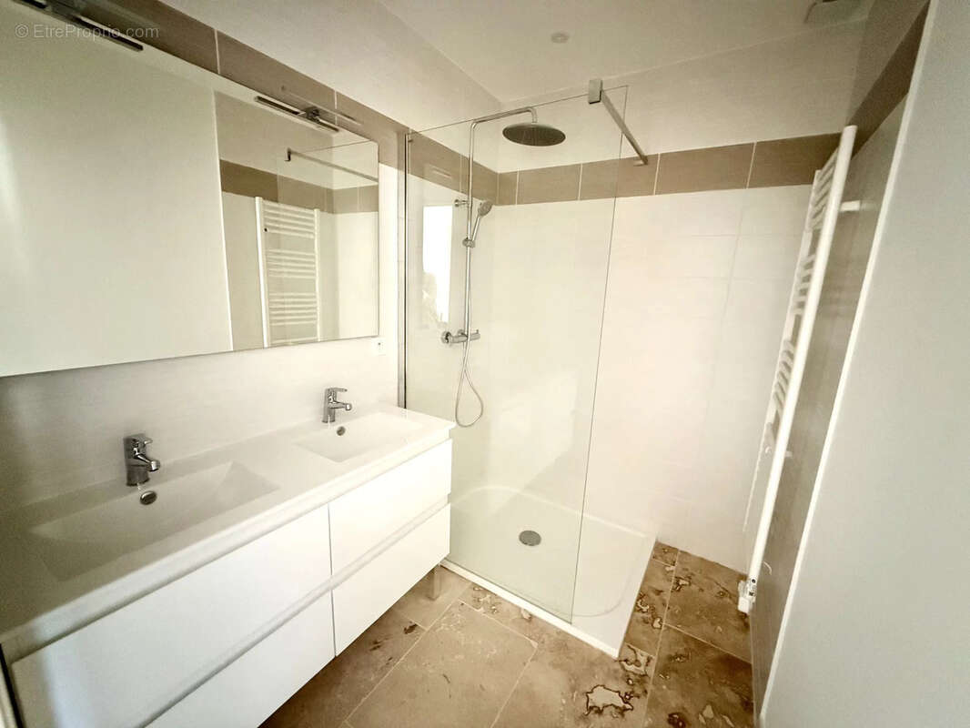 Appartement à JONQUIERES-SAINT-VINCENT