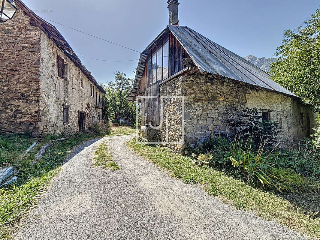 Maison à MEOLANS-REVEL