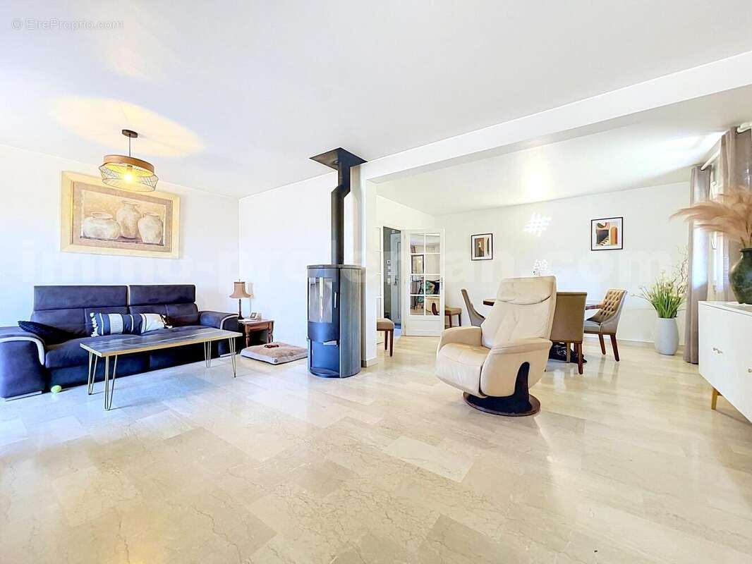 Magnifique_maison_individuelle_cranves_sales_calme_frontiere_suisse_geneve_proche_ecole_bus_ceva_terrasse_spa_séjour_salon_ - Maison à CRANVES-SALES