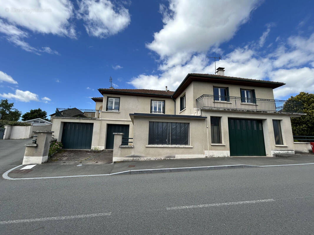 Photo 1 - Maison à SAINT-JUST-LA-PENDUE