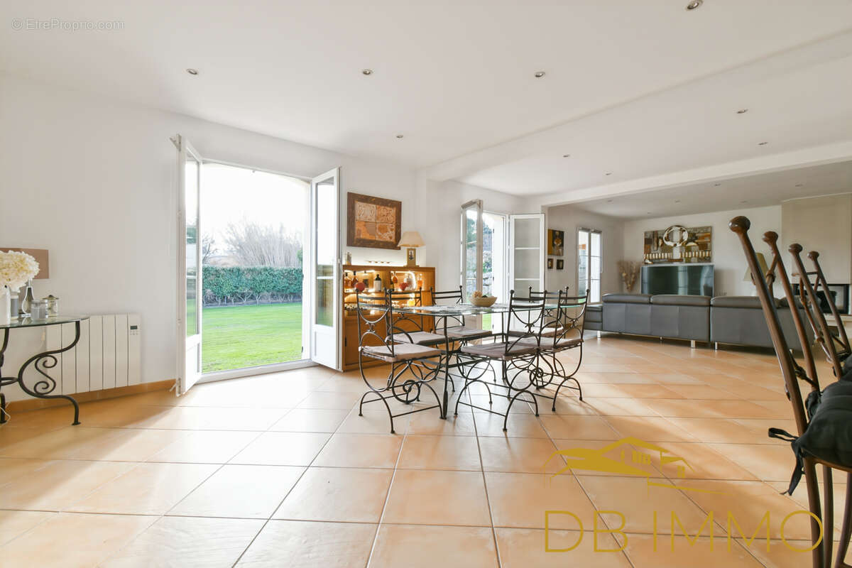 Maison à SAINT-LAURENT-DES-ARBRES