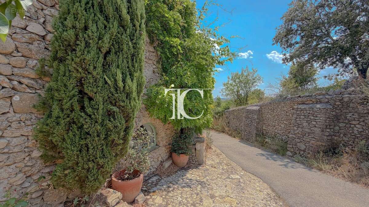 Maison de charme avec vue dégagée, dépendances et grand terrain méditerranéen - photo 13