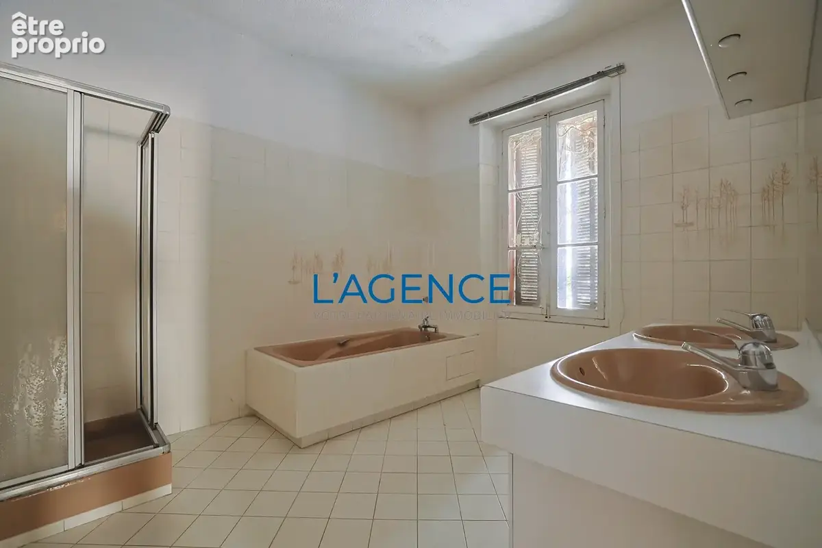 Hyères en plein coeur du quartier de la Gare , Maison de 140 m2 avec jardinet, exposée est ouest - photo 11