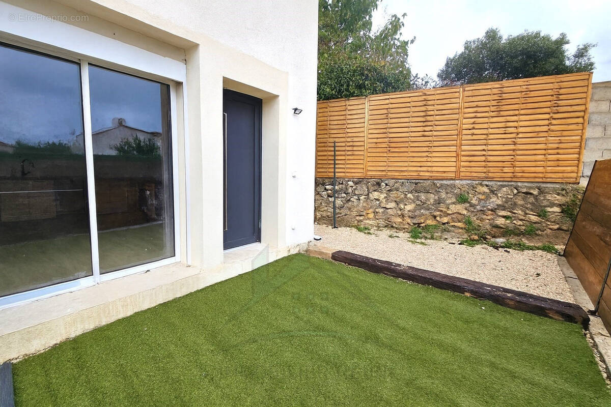 Appartement à SAINT-MITRE-LES-REMPARTS