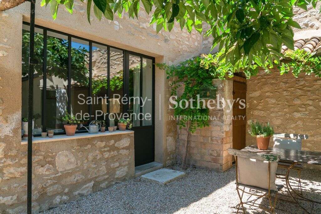 Saint Rémy de Provence, charmante maison de village rénovée avec jardin et piscine - photo 12