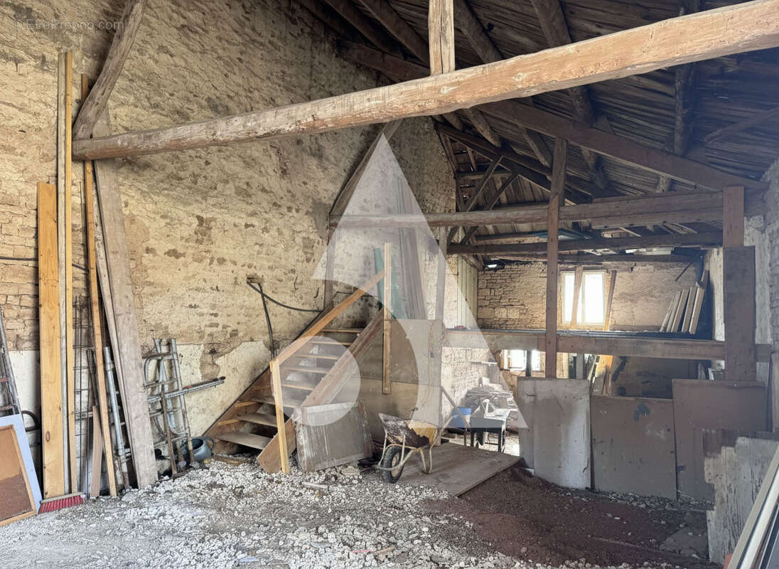 Maison avec volumes généreux et fort potentiel - Chermisey - photo 10