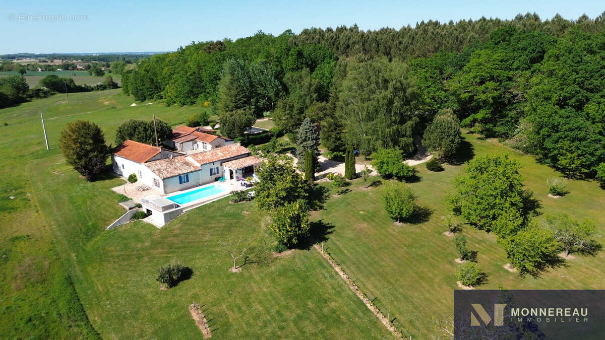 Maison à BARBEZIEUX-SAINT-HILAIRE