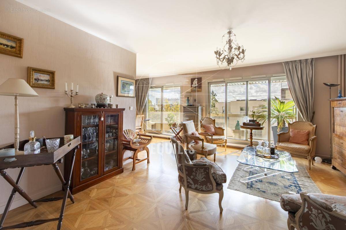 Appartement à PARIS-16E
