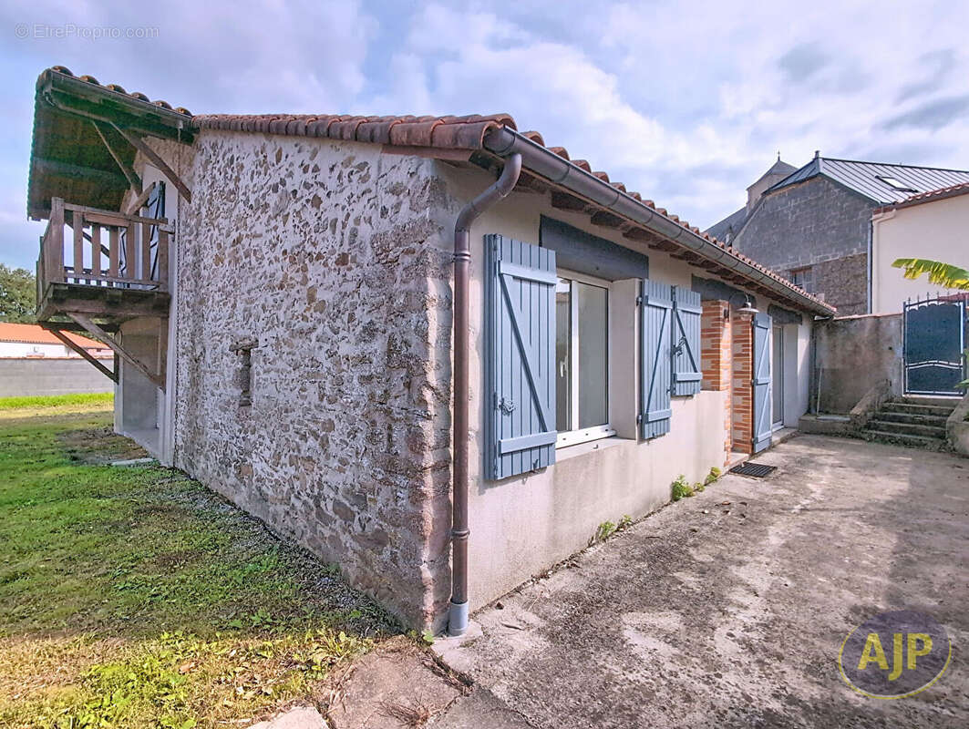 Maison à SAINT-ANDRE-TREIZE-VOIES