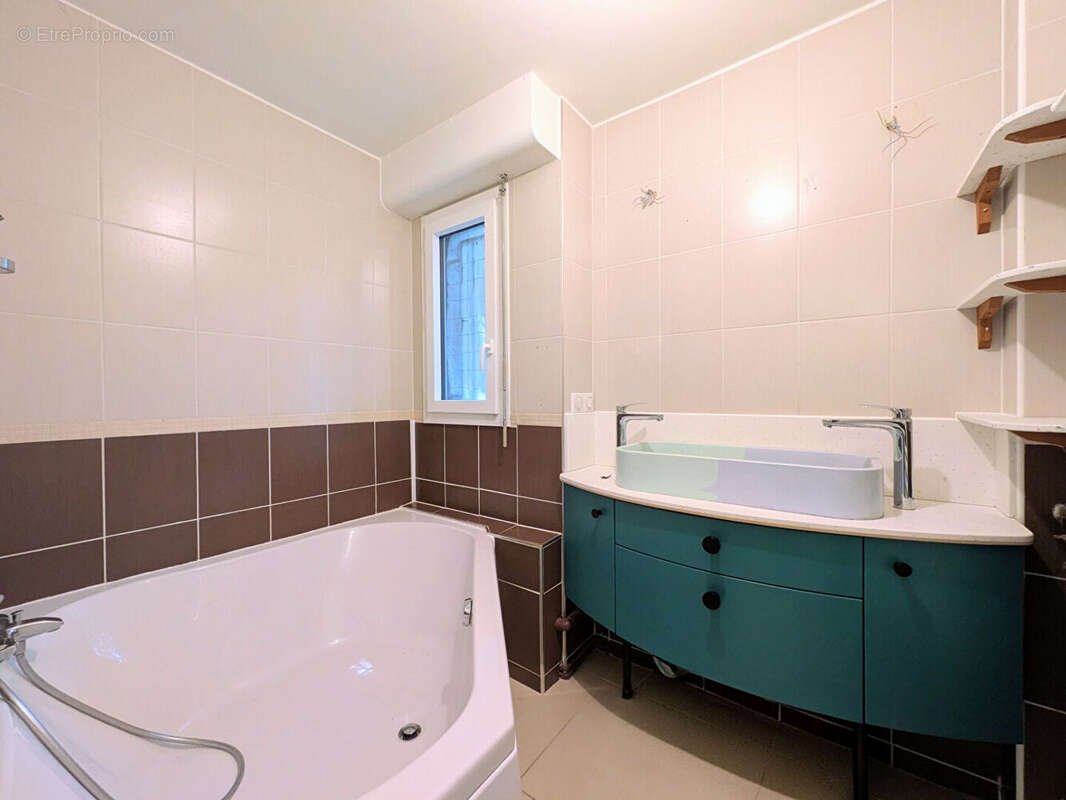 Le Plessis-Robinson, T4 de 96,05 m² en rez-de-jardin avec terrasse et jardin privatif - photo 8