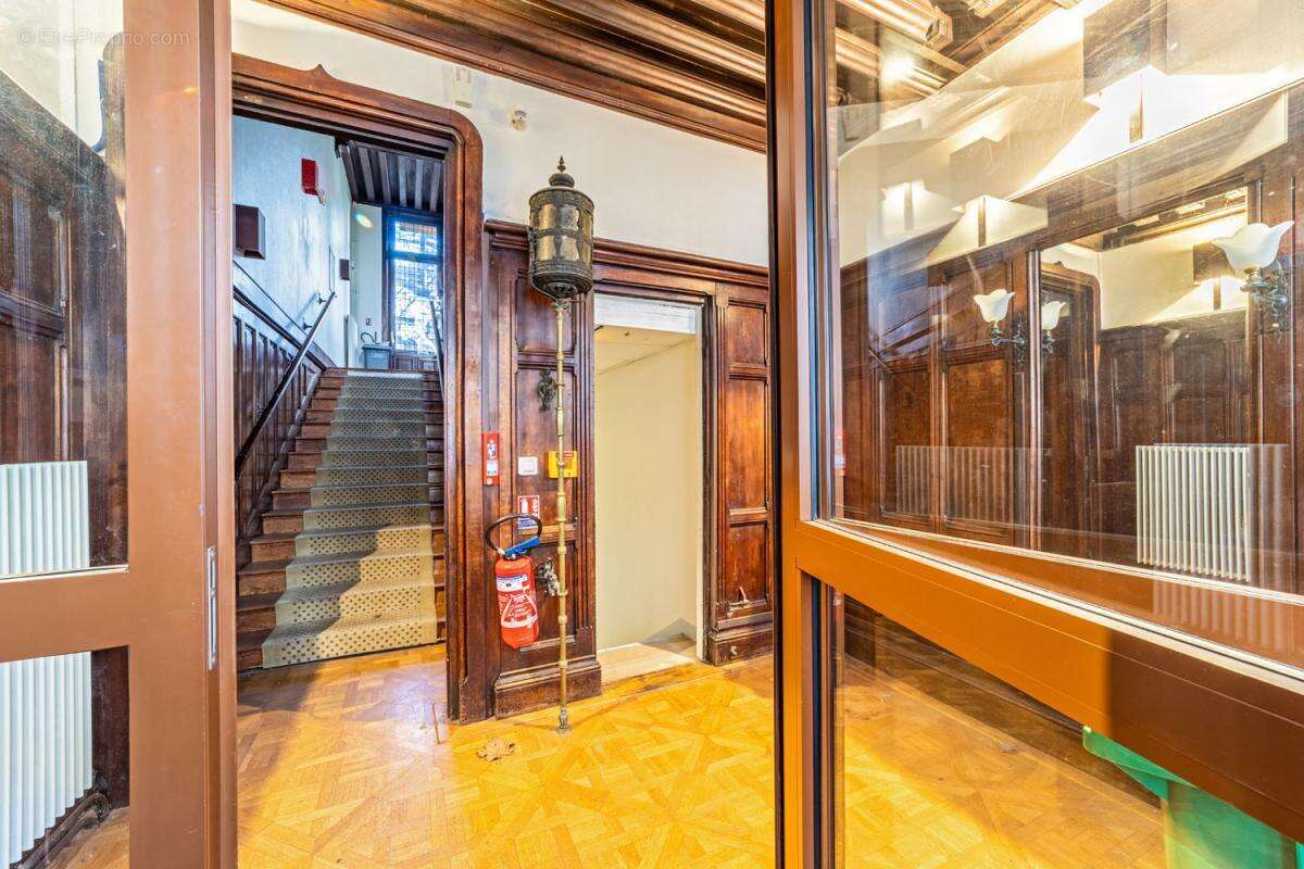 Hôtel particulier - 611 m² - Paris (75) - photo 2