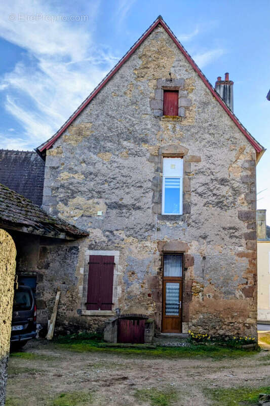 Maison à AINAY-LE-CHATEAU
