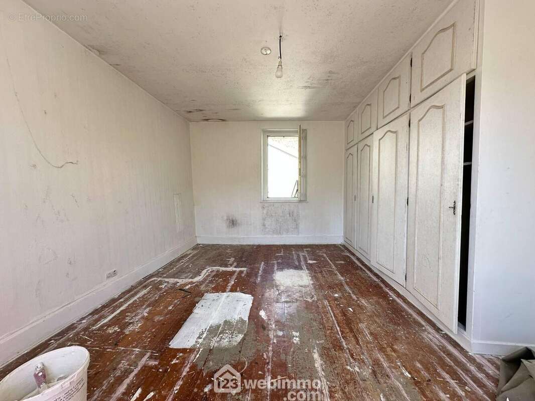 Voici la première chambre de 17 m² avec dressing - Maison à CHERET