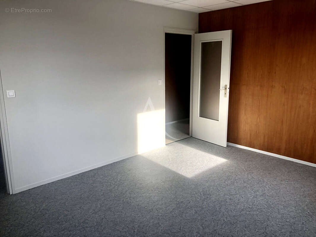 Commerce à MONTAIGU